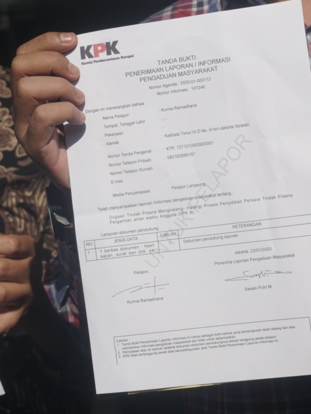 Perwakilan ICW menunjukkan bukti laporan di KPK, Kamis (23/1). Foto: Iqbal Firdaus/kumparan