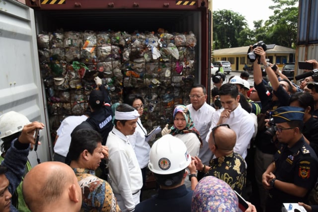 Komisi IV DPR sidak kontainer isi sampah impor di Priok. Foto: Dok. Dedi Mulyadi