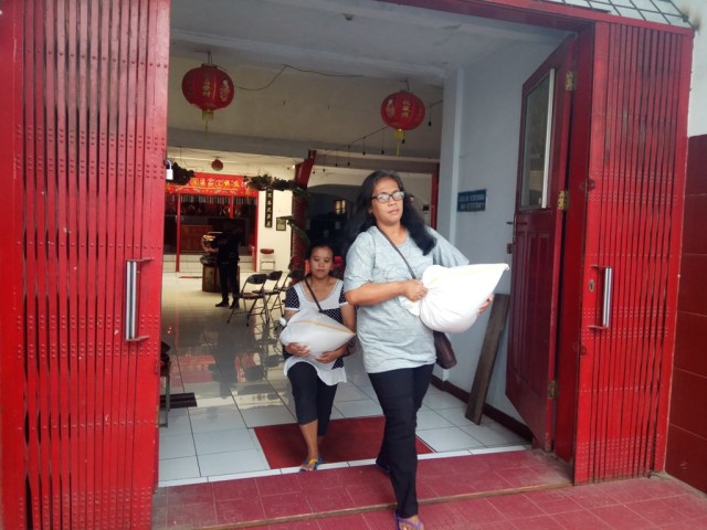 Menyambut tahun baru Imlek ke-2571, warga tionghoa berbagi sembako gratis di Klenteng Kun An Tong Jalan Siliwangi nomor 144 Kabupaten Kuningan, Kamis (23/01/2020). (Andri)