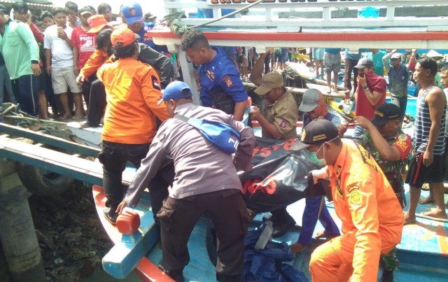 Anak buah kapal (ABK) yang hilang di Perairan Perikanan Dadap, Kecamatan Juntinyuat, Kabupaten Indramayu, Jawa Barat berhasil ditemukan pada Kamis (23/01/2020). (Taufik)
