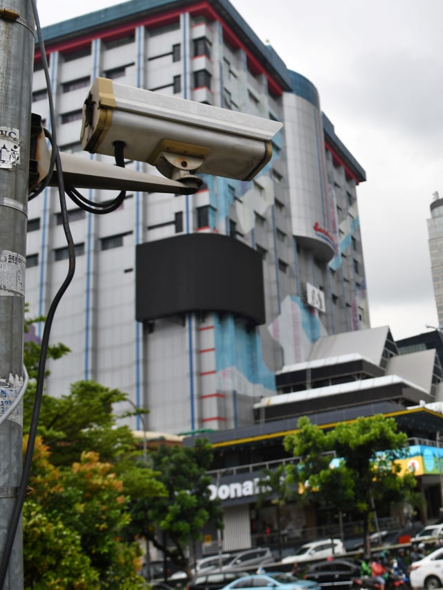 Kamera pengawas atau 'closed circuit television' (CCTV) terpasang di Jalan MH Thamrin, Jakarta, Kamis (23/1/2020). Foto: ANTARA FOTO/Aditya Pradana Putra