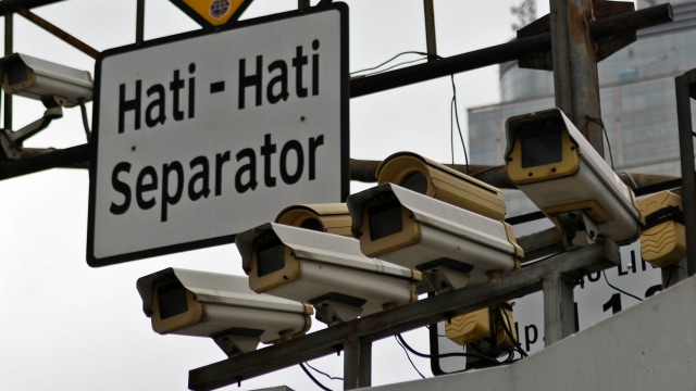 Kamera pengawas atau 'closed circuit television' (CCTV) terpasang di Jalan MH Thamrin, Jakarta, Kamis (23/1/2020). Foto: ANTARA FOTO/Aditya Pradana Putra
