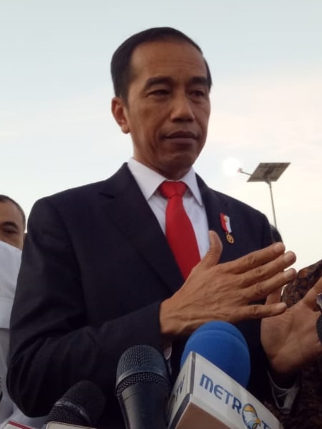 Presiden Jokowi, Budi Karya Sumadi dan Erick Thohir usai acara Peresmian Runway 3, East Connection Taxiway dan Terminal 3 Bandara. Foto: Fahrian Saleh/kumparan