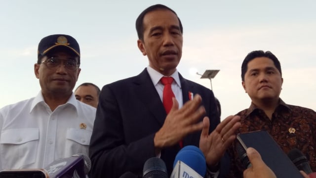 Presiden Jokowi, Budi Karya Sumadi dan Erick Thohir usai acara Peresmian Runway 3, East Connection Taxiway dan Terminal 3 Bandara. Foto: Fahrian Saleh/kumparan