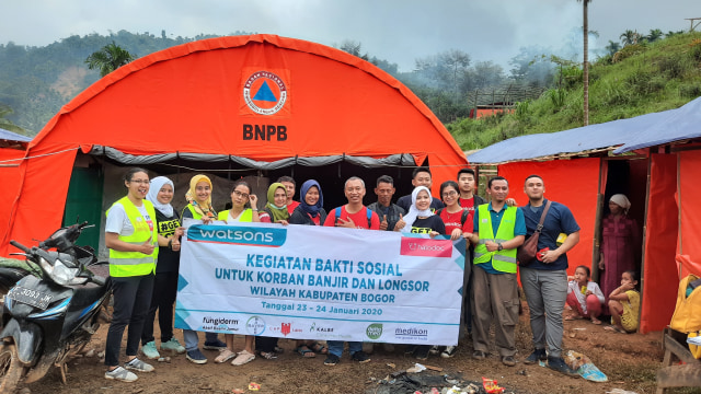 Bakti sosial Halodoc, Kumparan, Watsons, Mensa Group kepada pengungsi longsor Kabupaten Bogor di Cipatat dan Ciputih. Foto: Andreas Ricky Febrian/kumparan
