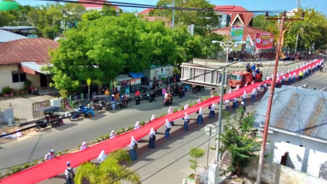 Bendera merah putih sepanjang 2301 meter dibentangkan di sepanjang Jalan Nani Wartabone, Kota Gorontalo. Kamis, (23/1). Foto: Dok banthayoid (Ikdal Amala)