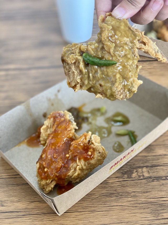 Fried chicken dengan saus pesmol. Foto: Toshiko/kumparan