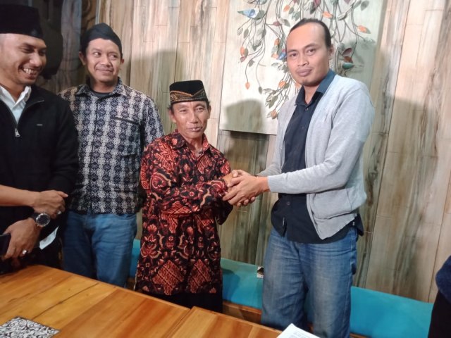 Sudarto (dua dari kanan) foto bersama para tim penasehat hukum. Foto : rizal adhi/tugumalang.id