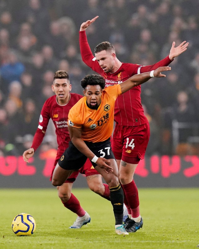 Pemain Liverpool dan Wolves berduel. Foto:  REUTERS/Andrew Yates