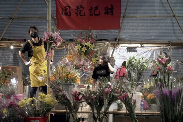 Penjual sedang menawarkan bunga dagangannya ke pengunjung yang datang ke Flower Market di Victoria Park Hong Kong. Foto: Aria Sankhyaadi/kumparan