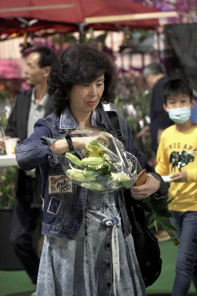 Pengunjung sedang memilih bunga di Flower Market di Victoria Park, Hong Kong. Foto: Aria Sankhyaadi/kumparan