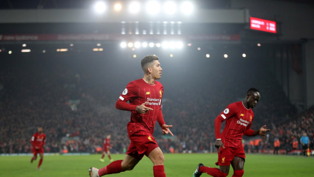 Roberto Firmino (kiri) merayakan gol pada pertandingan Liverpool vs Wolves. Foto: Reuters/Carl Recine