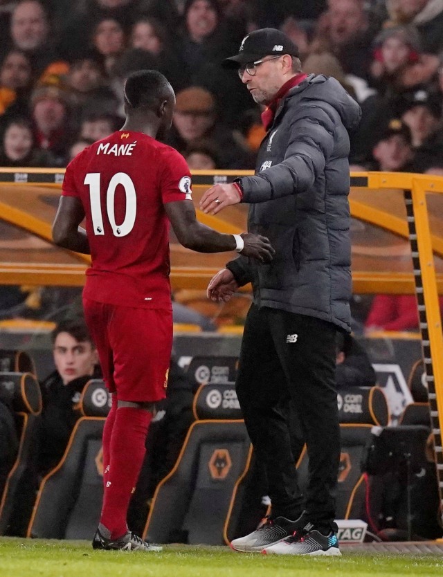 Sadio Mane cedera di pertandingan melawan Wolves. Foto: Reuters/Carl Recine