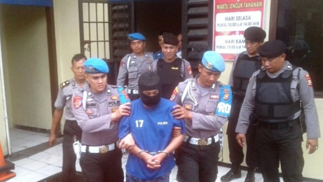 Tersangka pelaku YA (32)