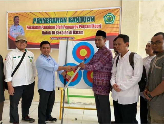 Perpani Kepri memberi bantuan peralatan panahan kepada 10 sekolah di Batam. (Foto: Dyah/Batamnews)