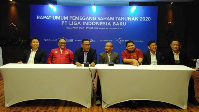 Jajaran Direksi PT LIB 2020 yang dipimpin oleh Cucu Somantri (tiga dari kanan) sebagai Direktur Utama. 
 Foto: Dok. Istimewa