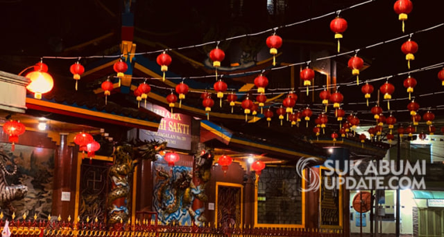 Lampion menghiasi ruangan Vihara Widhi Sakti Sukabumi hingga halaman vihara. Lampion di vihara tertua yang ada di Jalan Pejagalan nomor 20, Nyomplong, Kota Sukabumi, ini untuk memeriahkan Imlek 2571/2020. | Sumber Foto:Istimewa