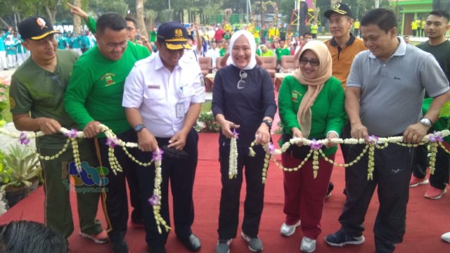 Bupati Bojonegoro, Dr Hj Anna Muawanah, saat resmikan pembukaan Taman Lokomotif di Jalan Teuku Umar Bojonegoro. Jumat (24/01/2020)