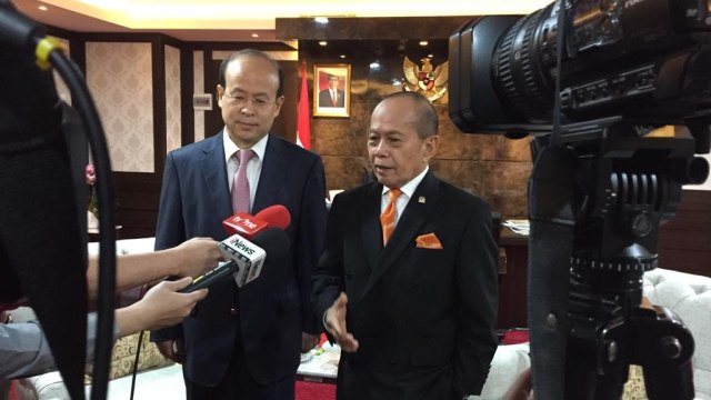 Wakil Ketua MPR Syarief Hasan (kanan) bertemu dengan Dubes China untuk Indonesia Xiao Qian. Foto: Paulina Herasmaranindar/kumparan