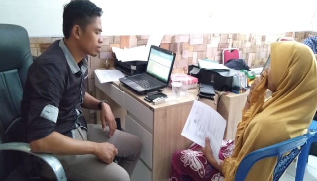 MK (42) ibu rumah tangga melapor ke polisi, usai di tampar suaminya menggunakan kitab suci Alquran, (Makassar/Sibali).