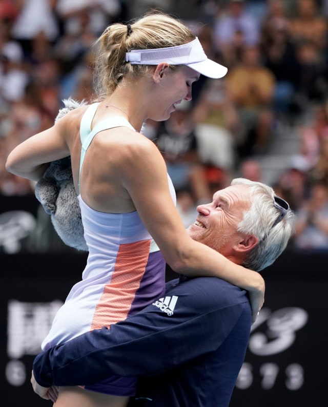 Caroline Wozniacki memeluk ayah sekaligus pelatihnya, Piotr. Foto: Reuters/Kim Hong-ji