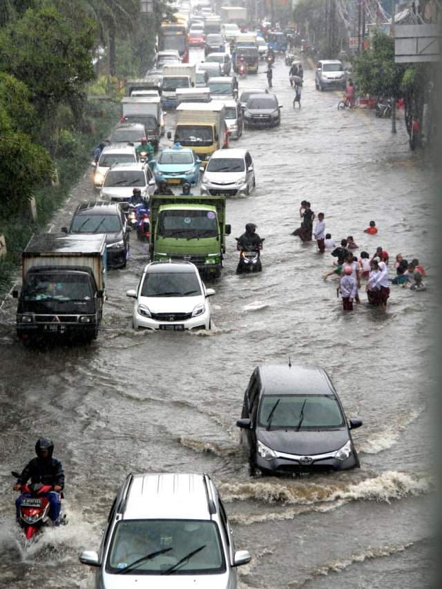 Suasana saat banji melanda Jalan Gunung Sahari, Jakarta Utara, Jumat (24/1). Foto: Nugroho Sejati/kumparan