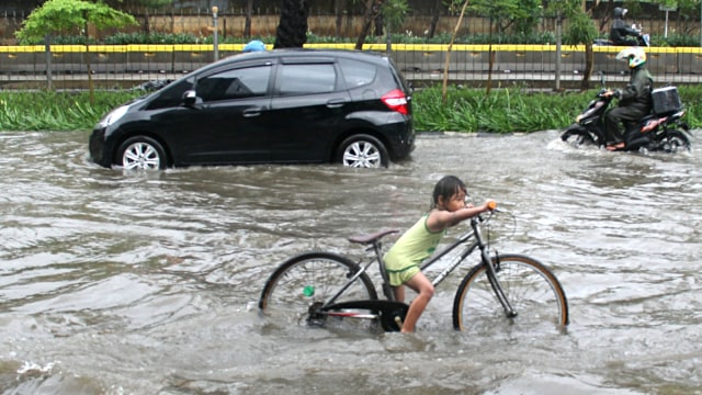 Suasana saat banjir melanda Jalan Gunung Sahari, Jakarta Utara, Jumat (24/1). Foto: Nugroho Sejati/kumparan