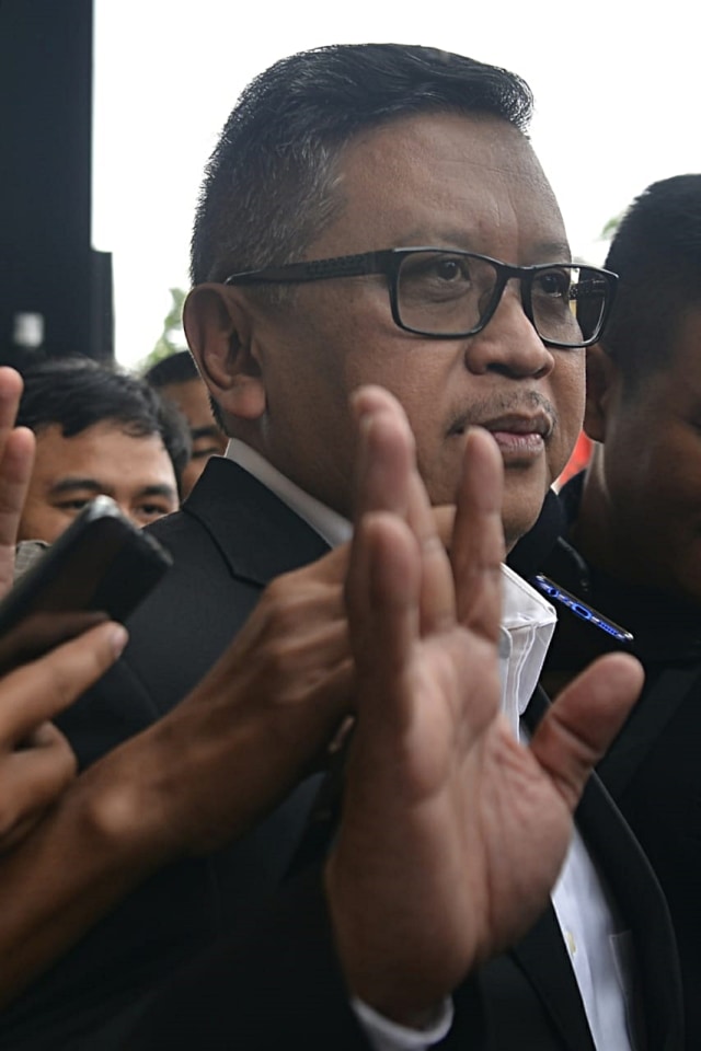 Sekjen PDIP Hasto Kristiyanto usai menjalani pemeriksaan sebagai saksi atas tersangka Saeful di Gedung KPK, Jakarta, Jumat (24/1). Foto: Fanny Kusumawardhani/kumparan