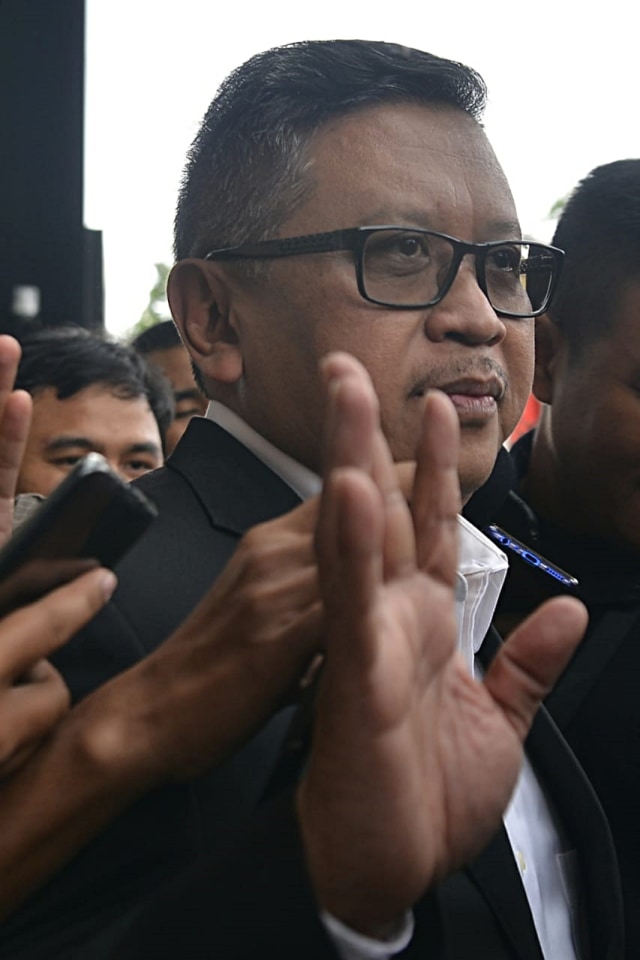 Sejken PDIP Hasto Kristiyanto usai menjalani pemeriksaan sebagai saksi atas tersangka Saeful di Gedung KPK, Jakarta, Jumat (24/1). Foto: Fanny Kusumawardhani/kumparan