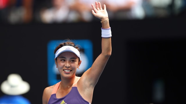 Wang Qiang melambaikan tangan ke arah penonton usai mengalahkan Serena Williams di Australian Open 2020. Foto: Kai Pfaffenbach/Reuters