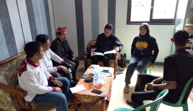 Team Cagar Budaya Banyuwangi Bersama Kepala desa Tambong Kabat Kang Agus Berdiskusi Tentang Situs Cagar Budaya