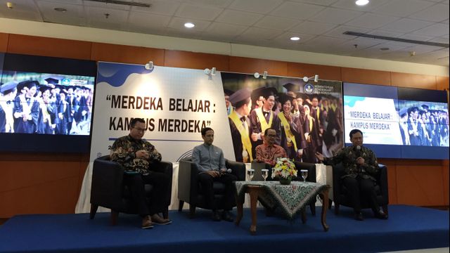 Mendikbud Nadiem Makarim (kedua kiri) pada acara Peluncuran Kebijakan Merdeka Belajar untuk Perguruan Tinggi di Kemendikbud, Jakarta Pusat, Jumat (24/1). Foto: Darin Atiandina/kumparan 