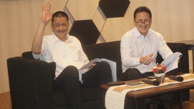 Direktur Utama Garuda Indonesia Irfan Setiaputra (kiri) dan Komisaris Utama Garuda Indonesia Triawan Munaf. Foto: Iqbal Firdaus/kumparan 