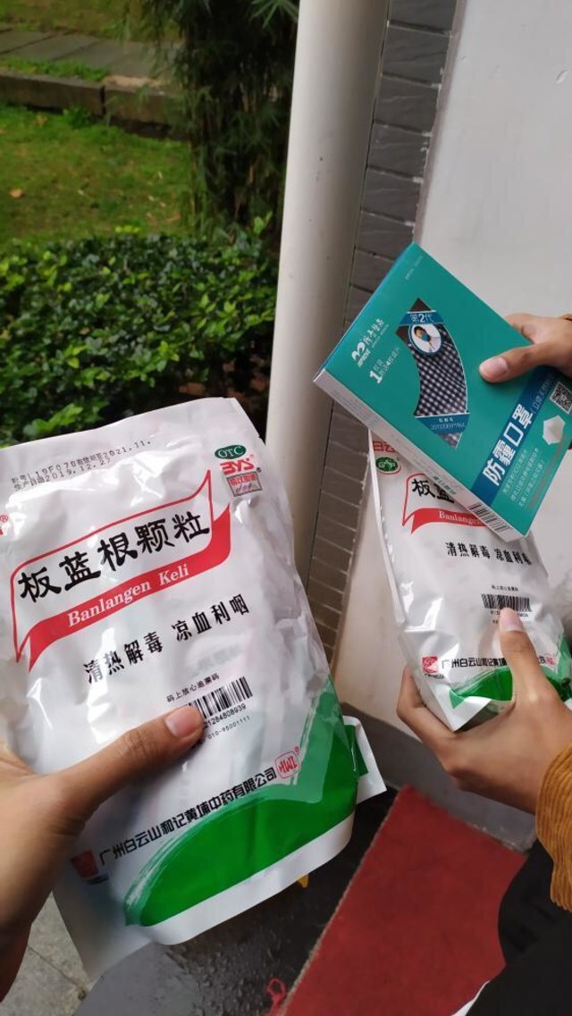 Masker dan vitamin untuk mahasiswa di universitas di Wuhan untuk menghindari virus Corona dok pribadi Aditya Fahmi