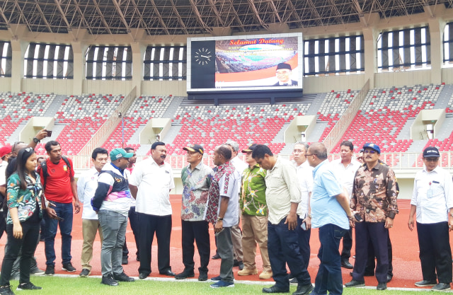Saat Kemenko PMK Muhadjir Effendy bersama rombongan kunjungi Stadion Papua Bangkit sebagai rencana lokasi pembukaan dan penutupan PON XX Papua. (Foto BumiPapua/Imelda)