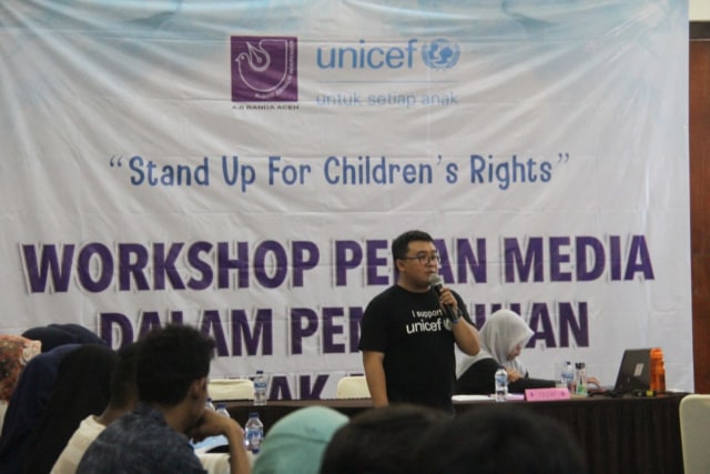 Social Policy Specialist UNICEF, Angga Dwi Martha, saat membekali 25 jurnalis Aceh tentang peliputan hak anak di Sabang, Jumat (24/1). Foto: Habil Razali/acehkini