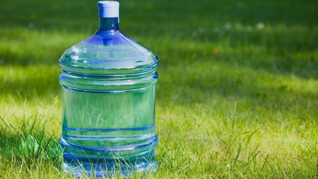 Foto: Tantangan minum air satu galon sangat berbahaya bagi tubuh