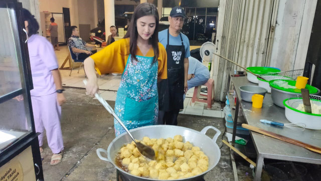 Amanda, penjual tahu goreng yang viral di social media.  Foto: Abyan Faisal Putratama/kumparan 