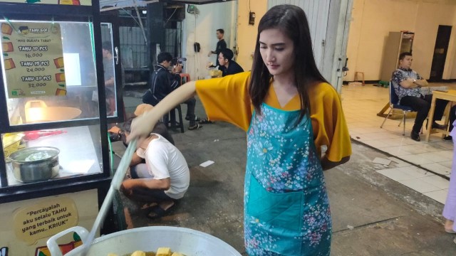 Bertemu Amanda Penjual Tahu Kriuk di Dekat Stasiun MRT 