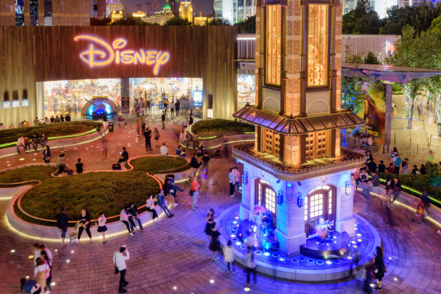 Wisatawan yang tengah menikmati liburan di Shanghai Disney Foto: Shutter Stock