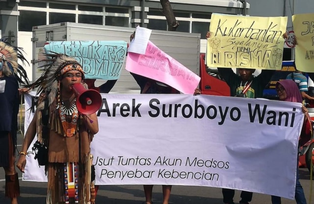 Forum Arek Suroboyo Wani saat menggelar aksi di depan Mapolrestabes Surabaya menuntut agar akun Facebook penghina Wali Kota Risma ditangkap.