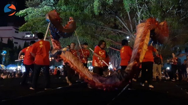 Pementasan liong di halaman Balaikota Solo.. (Agung Santoso)