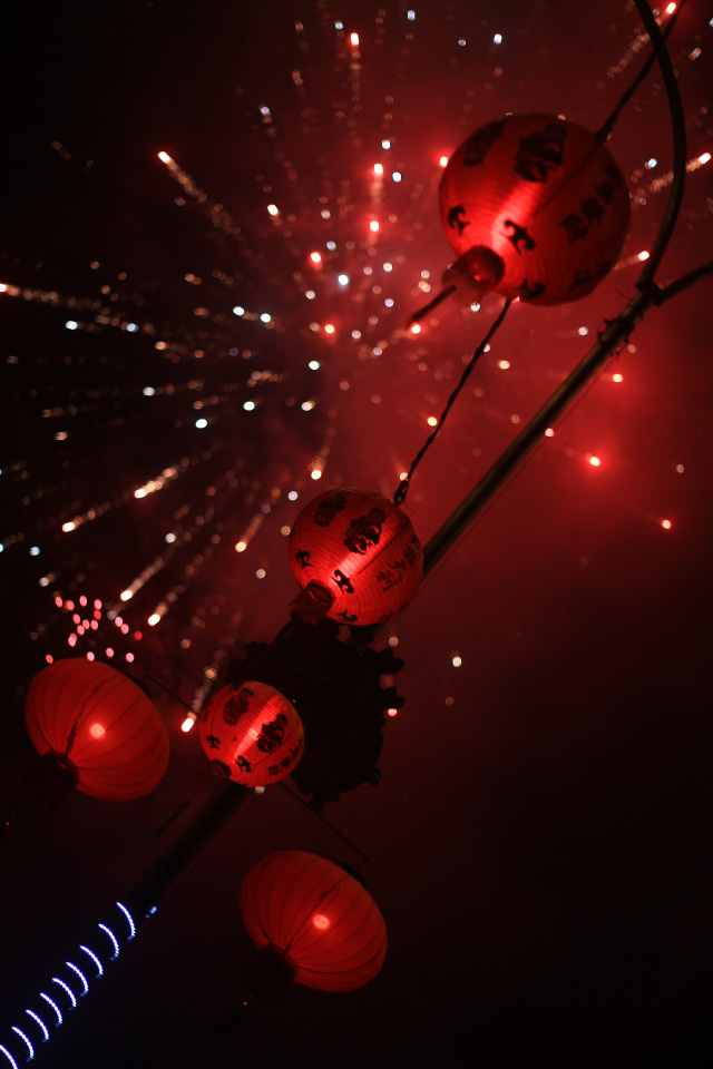 Kembang api menghiasi langit Kota Pontianak pada malam perayaan Tahun Baru Imlek. Foto: Daddy Cavalero/Hi!Pontianak
