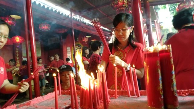 Umat sembayang saat Imlek di Wihara Dharma Bhakti, Jakarta Barat, Sabtu (25/1).  Foto: Fachrul Irwinsyah/kumparan