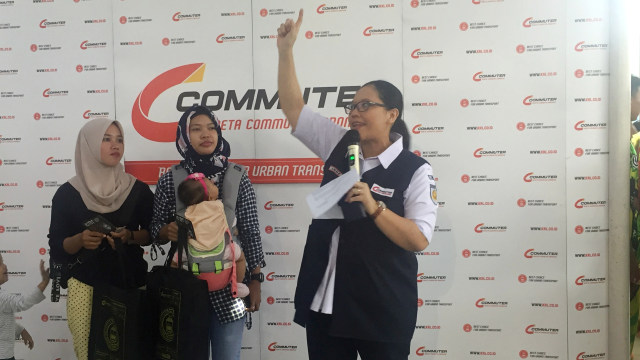 VP Corporate Communications PT KCI Anne Purba (kanan) di Stasiun Bogor. Foto: Moh Fajri/kumparan