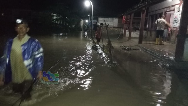Kondisi pemukiman warga di Dusun Lor Kali Desa Gondang Kecamatan Gondang Bojonegoro yang terdampak luapan air Kali Pacal. Jumat (24/01/2020) malam.