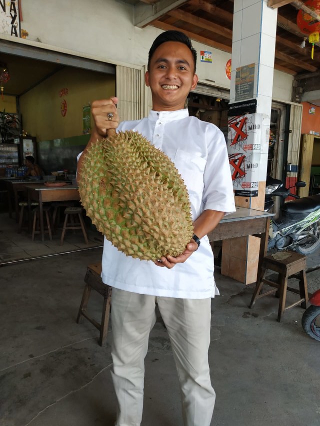 Durian montong seberat 11 kilogram asal Desa Sempalai, Kecamatan Tebas, Kabupaten Sambas, Kalbar. Foto: Dok. Istimewa