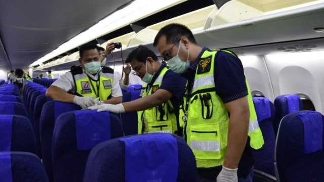 Direksi Sriwijaya Airline bersihkan kabin pesawat. Foto: Dok. Istimewa