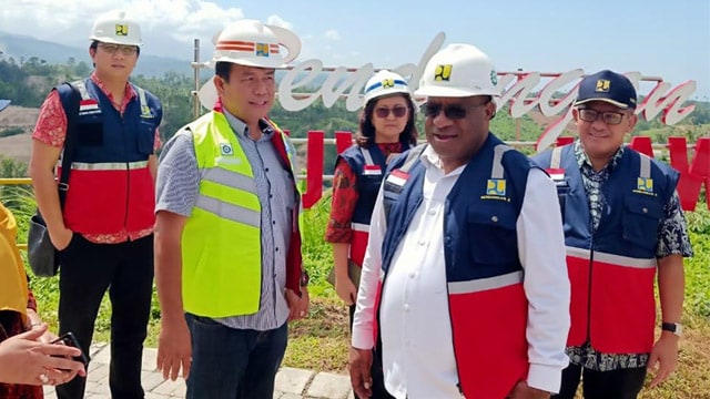Wakil Menteri Pekerjaan Umum dan Perumahan Rakyat (PUPR) John Wempie Wetipo saat mengunjungi lokasi pembangunan bangunan Kuwil di Minahasa Utara, (foto: istimewa)