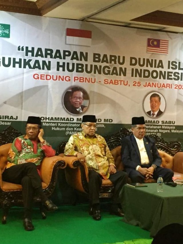 Menkopolhukam Mahfud MD, Ketum PBNU Said Aqil, Menteri Pertahanan Malaysia Mohamad Sabu dan Yenny Wahid di diskusi harapan baru dunia Islam. Foto: Paulina Herasmaranindar/kumparan